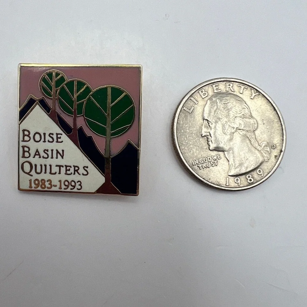 Vintage Boise Basin Quilters Pin‎ Gold Tone Purple Green Enamel 1983 1993